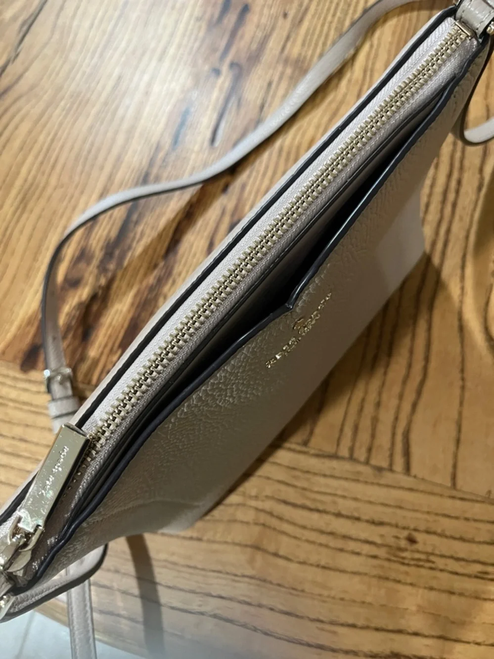 kate spade pebble leather crossbody in light beige with gold logo - Picture 9 of 10